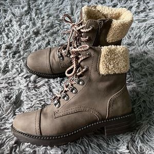 ADORABLE BOOTIES WITH SHERPA DETAILS